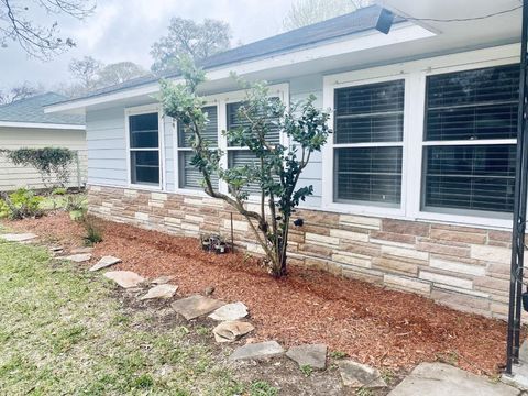 Homes For Sale - 910 Magnolia Street<br/> Lake Jackson, TX 77566