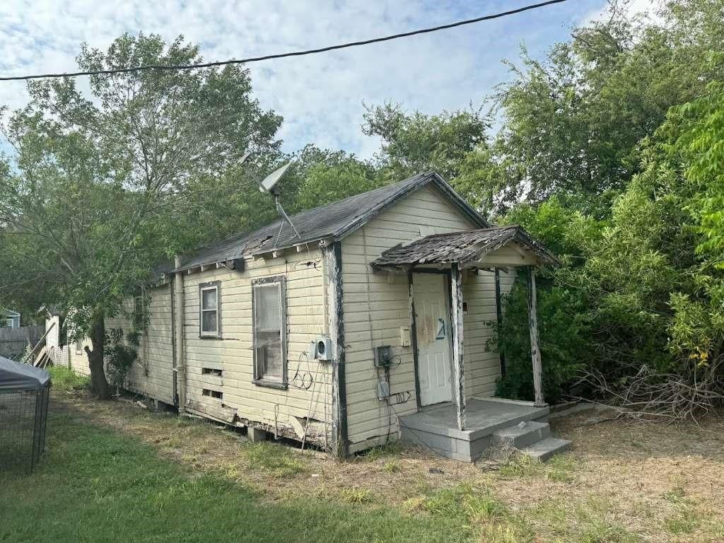 Photo of 712 Park Street, Sinton, TX 78387 (MLS # 62474610)