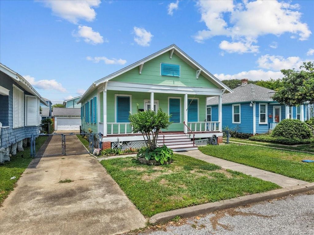 Photo of 3322 Avenue Q 1/2, Galveston, TX 77550 (MLS # 49216627)