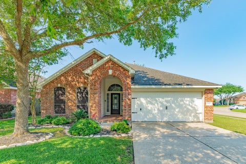 Homes For Sale - 2912 Standing Springs Lane<br/> Dickinson, TX 77539