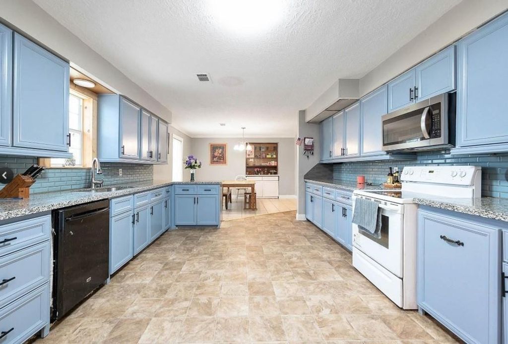 Photo of 701 Alamo Street, El Campo, TX 77437 (MLS # 20512376)