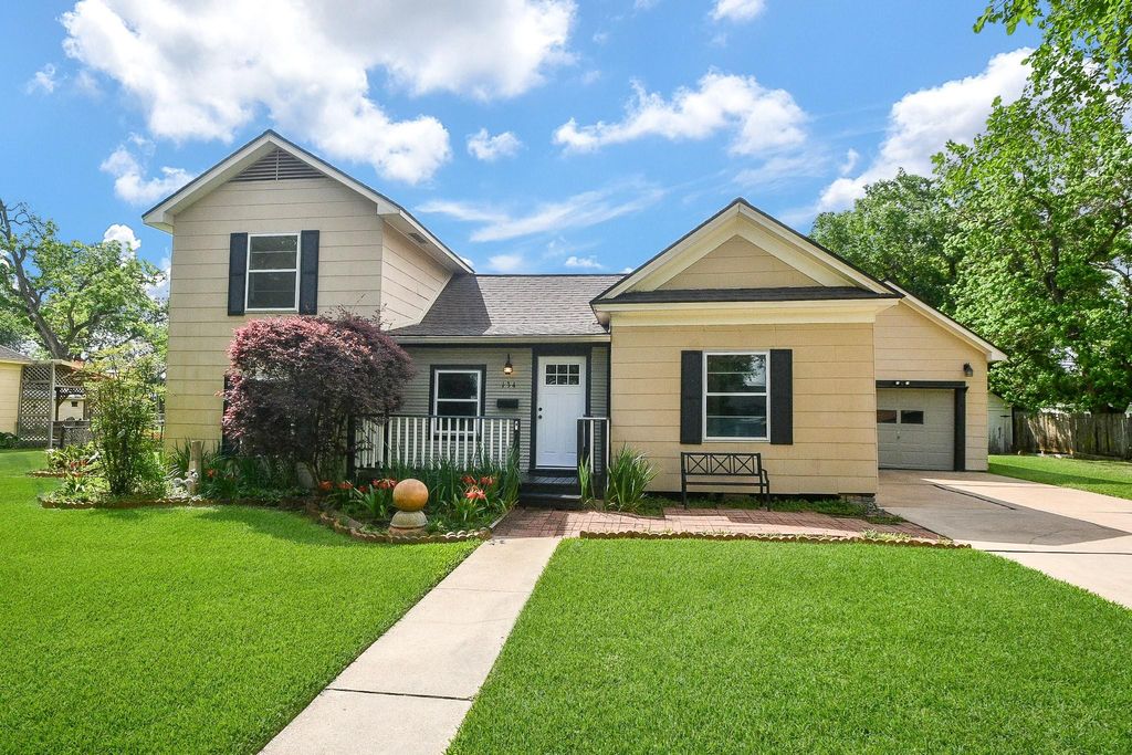 Photo of 134 4th Street, Sugar Land, TX 77498 (MLS # 18307676)