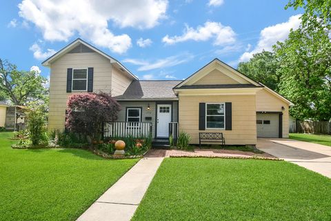 Photo of 134 4th Street, Sugar Land, TX 77498 (MLS # 18307676)