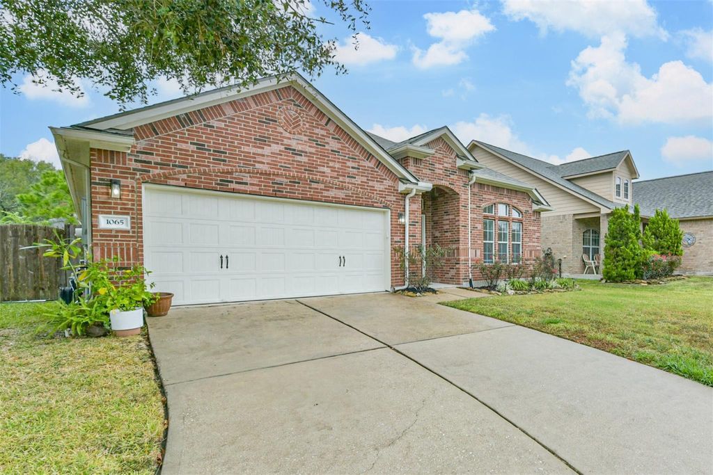 Photo of 1065 Brigid Court, Dickinson, TX 77539 (MLS # 61252128)