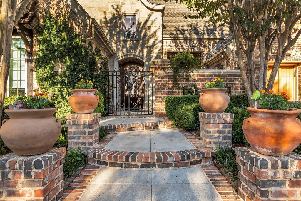 Photo of 10 Mason Pond Place, Spring, TX 77381 (MLS # 76897749)