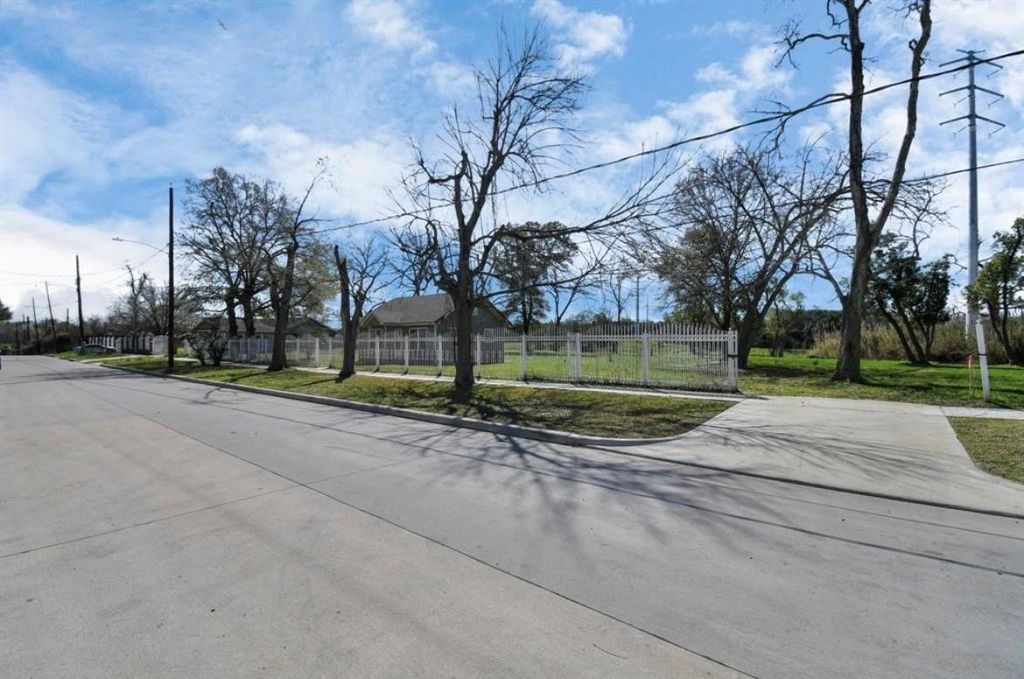 Photo of 7912 Brays Street, Houston, TX 77012 (MLS # 16855770)