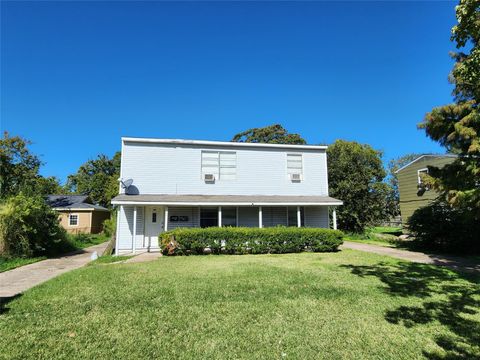 Photo of 1136 5th Avenue N, Texas City, TX 77590 (MLS # 28361736)