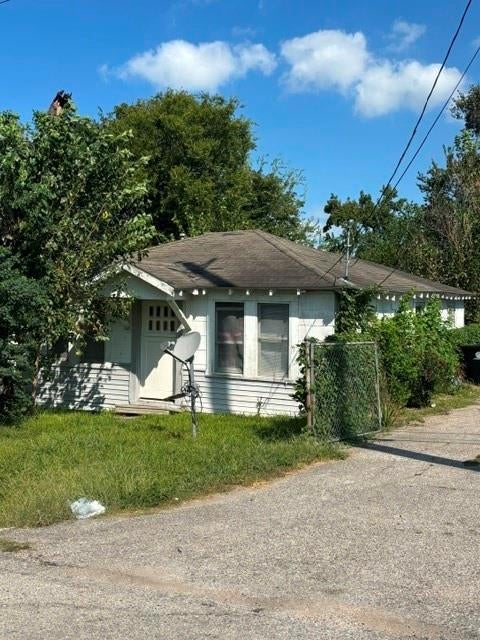 Photo of 7507 Amarillo ST, Houston, TX 77020 (MLS # 59162310)