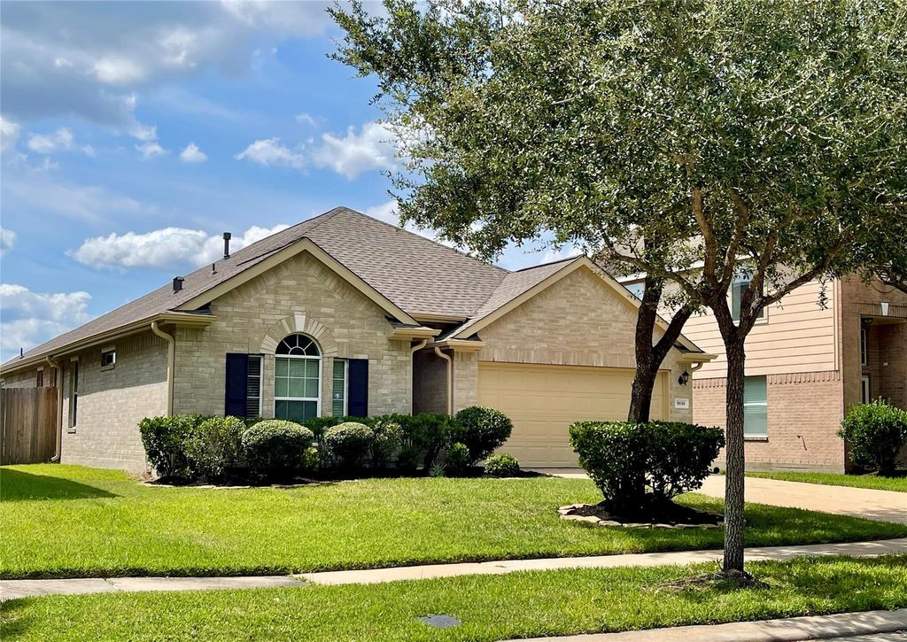 Photo of 5618 Savannah Woods Lane, Rosharon, TX 77583 (MLS # 2631471)