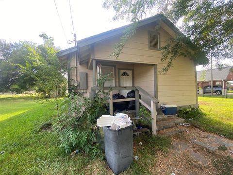 8926 Courtney Drive Highlands TX 77562