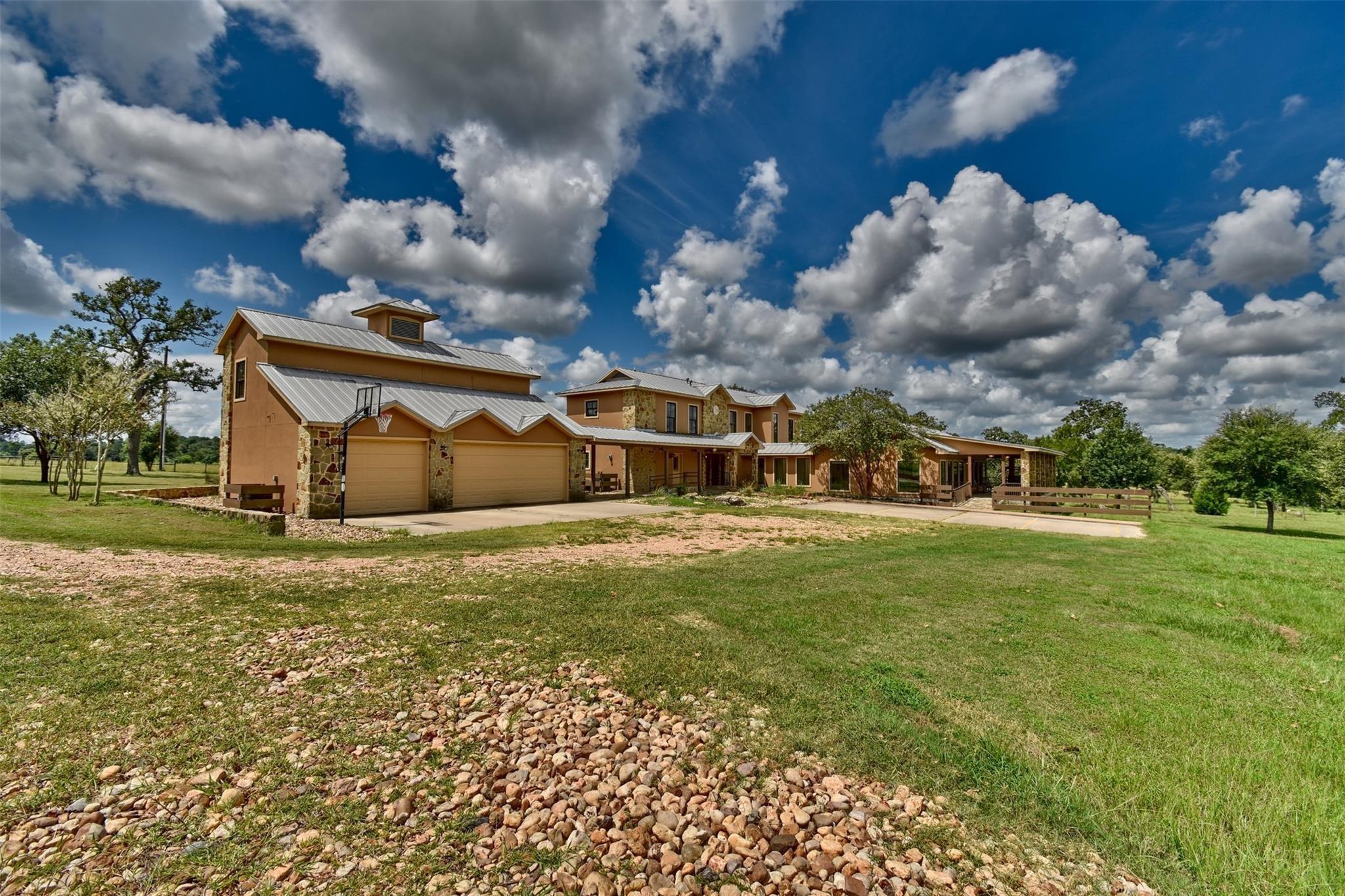 2316 Highway 159 E