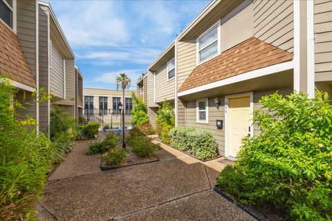 Photo of 424 15th Street #106, Galveston, TX 77550 (MLS # 75639985)