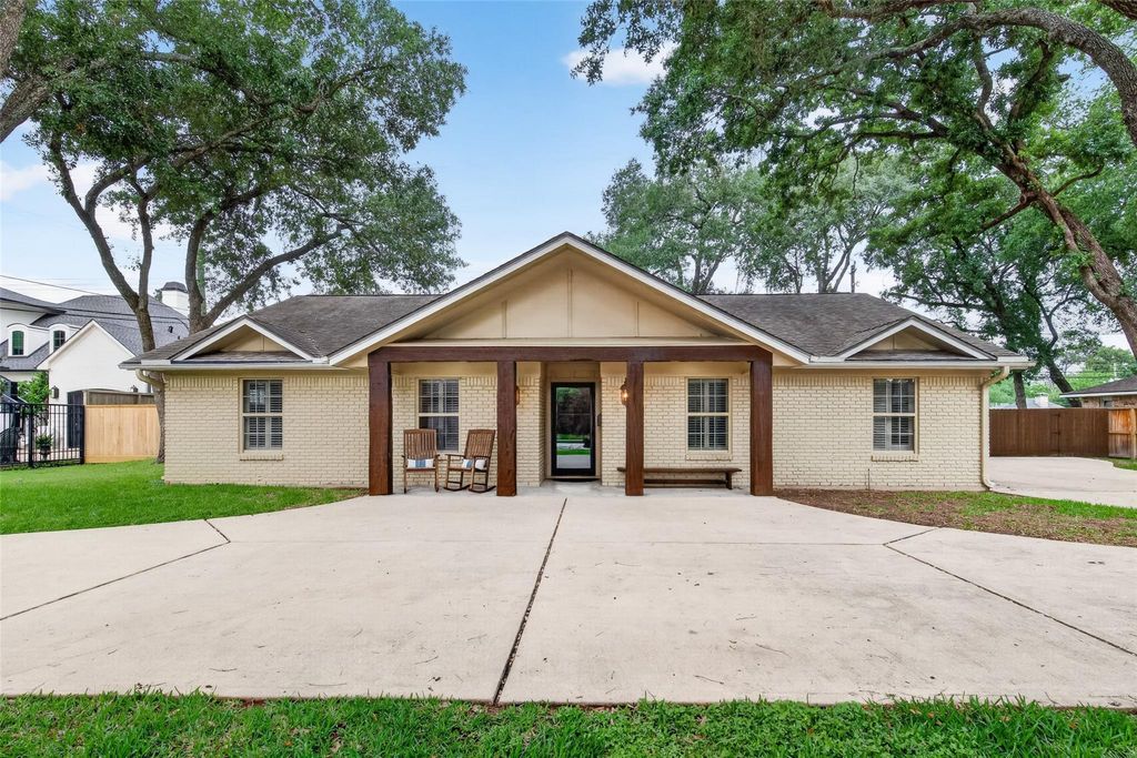Photo of 341 W Gaywood Drive, Houston, TX 77079 (MLS # 57716673)
