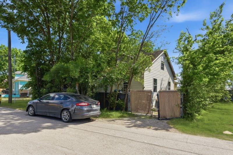 Photo of 3814 Walker Street, Houston, TX 77023 (MLS # 46937945)
