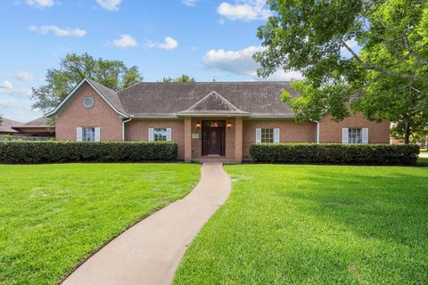 Photo of 616 Westwood Circle, La Marque, TX 77568 (MLS # 50706844)