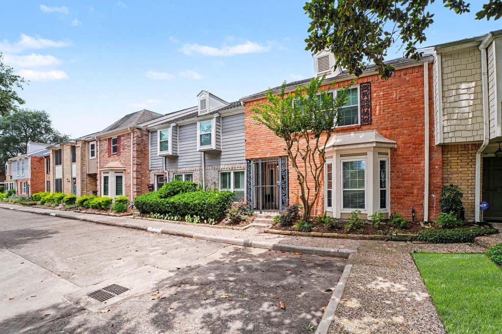 Photo of 1661 W Sam Houston Parkway S, Houston, TX 77042 (MLS # 72718200)