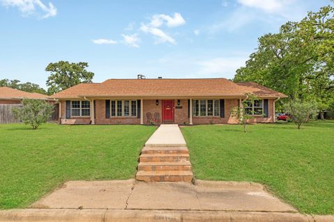Photo of 2405 Burton Drive, Bryan, TX 77802 (MLS # 69733647)
