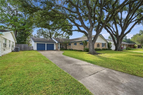 Photo of 9811 Greenwillow Street, Houston, TX 77096 (MLS # 69150418)