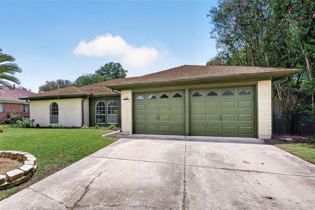 Photo of 15702 La Cabana Drive, Houston, TX 77062 (MLS # 32110897)