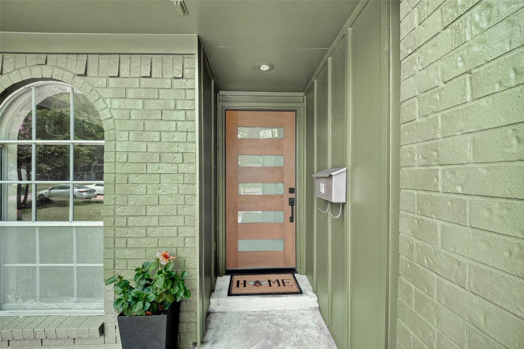 Photo of 15702 La Cabana Drive, Houston, TX 77062 (MLS # 32110897)