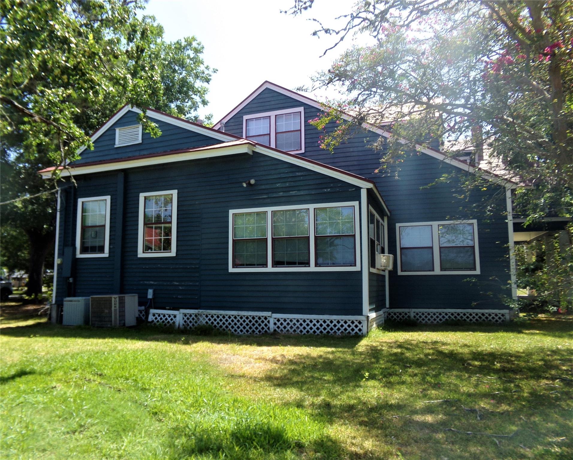 300 S Summit Street