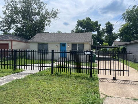 Photo of 5311 Gano Street, Houston, TX 77009 (MLS # 72506612)