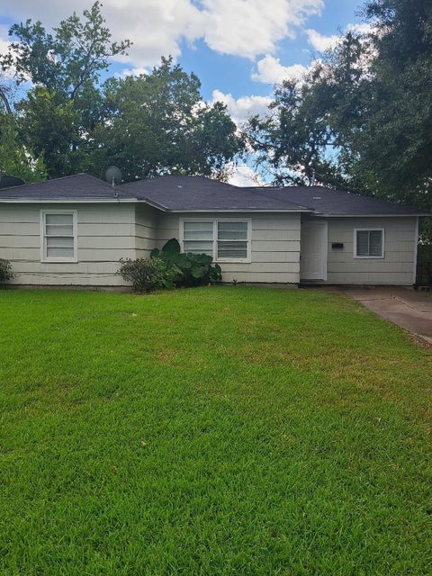 Photo of 5018 Willow Glen Drive, Houston, TX 77033 (MLS # 23560916)