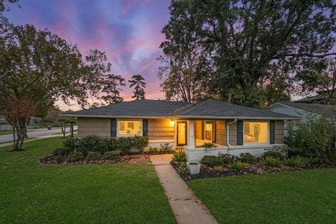 Photo of 1526 Du Barry Lane, Houston, TX 77018 (MLS # 75363695)