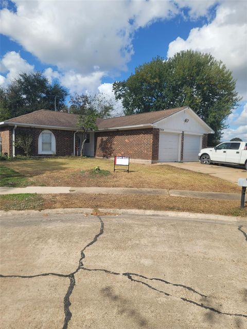Photo of 3302 Gladwyne Lane, La Porte, TX 77571 (MLS # 21873916)