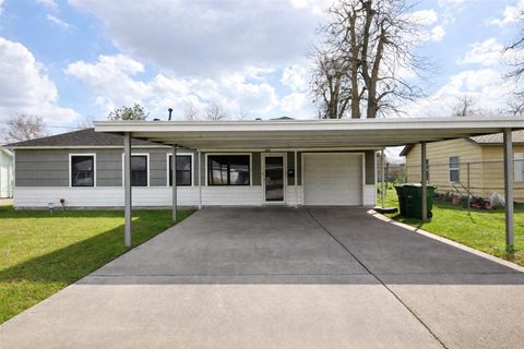 Photo of 618 Fostoria Lane, Houston, TX 77076 (MLS # 87134654)