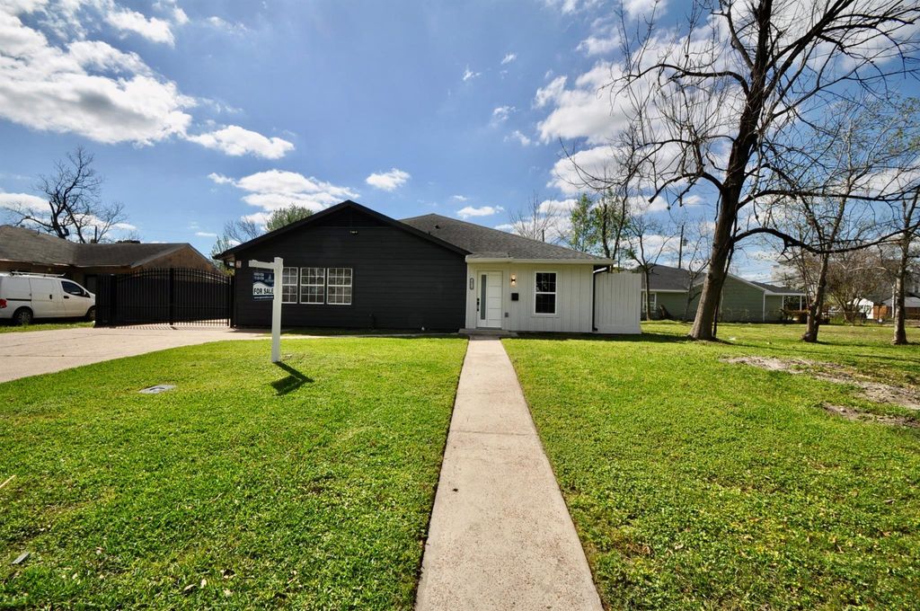Photo of 10610 Fleming Drive, Houston, TX 77013 (MLS # 26170529)