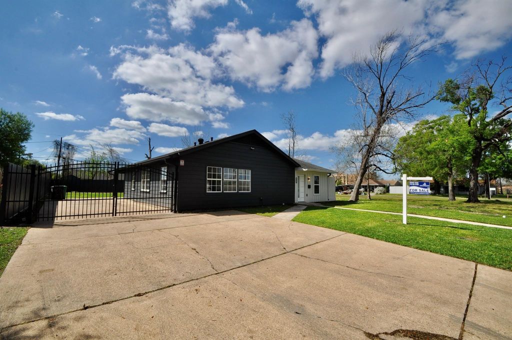 Photo of 10610 Fleming Drive, Houston, TX 77013 (MLS # 26170529)