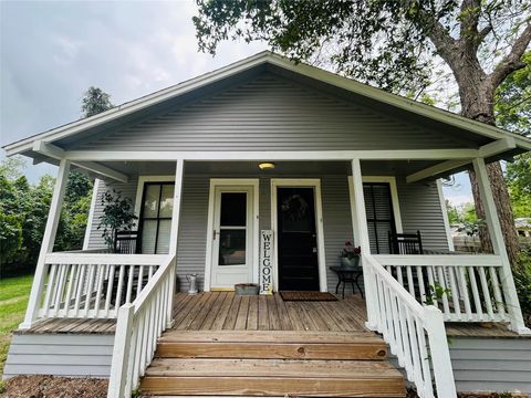 Photo of 1518 Live Oak Street, Columbus, TX 78934 (MLS # 71406815)