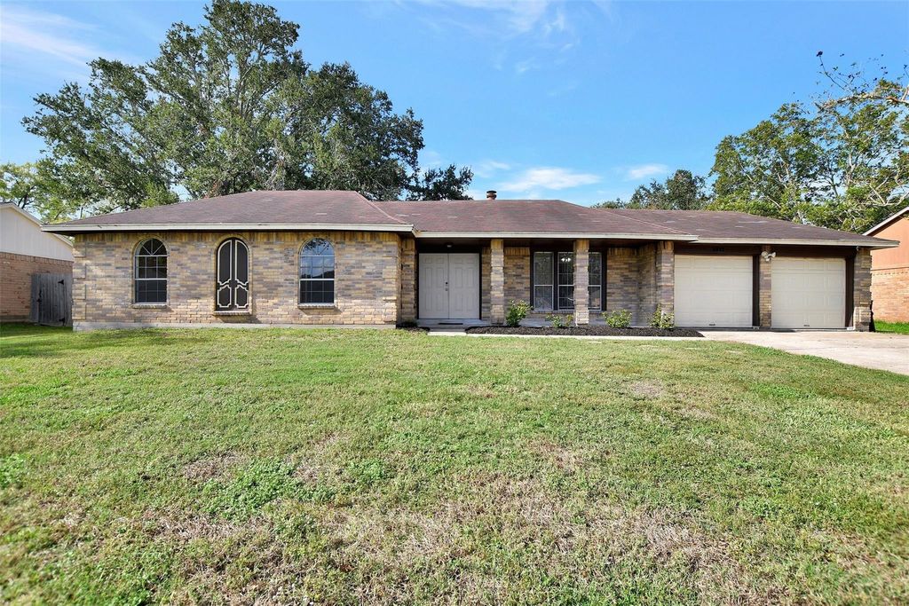Photo of 1311 Oak Hollow Drive, Friendswood, TX 77546 (MLS # 48878352)