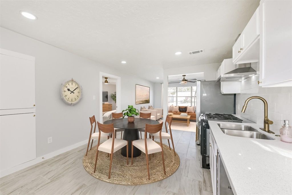 Photo of 3305 Stallings Drive, Houston, TX 77088 (MLS # 67610823)