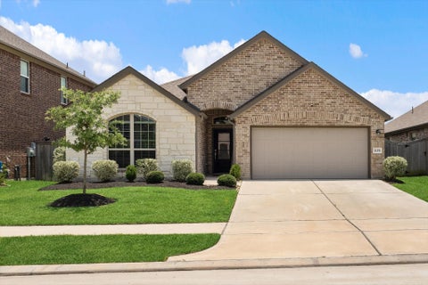Homes For Sale - 11251 Stirton Drive<br/> Tomball, TX 77375