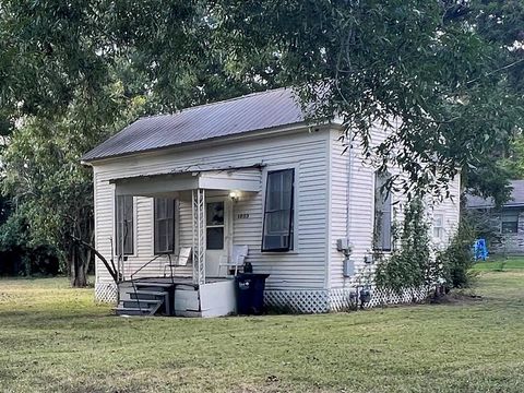 Photo of 1003 Norris Street, Brenham, TX 77833 (MLS # 51160105) Photo of 1003 Norris Street, Brenham, TX 77833 (MLS # 51160105)