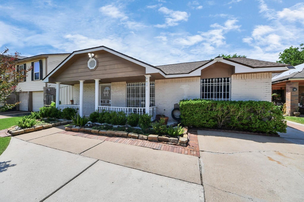 Photo of 12922 Grovemill Drive, Houston, TX 77045 (MLS # 92703011)