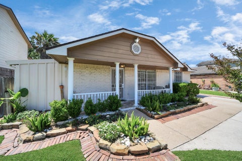 Photo of 12922 Grovemill Drive, Houston, TX 77045 (MLS # 92703011)
