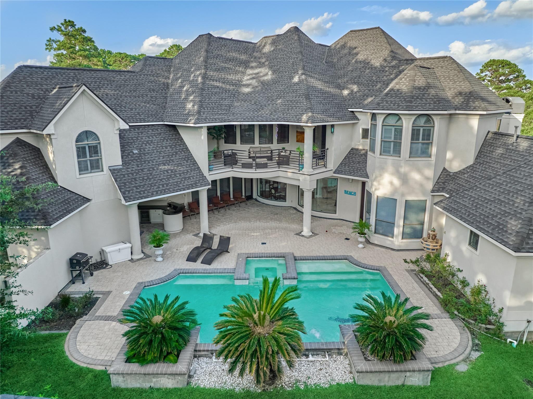 200 Sarasota Circle S