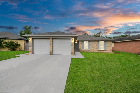 Photo of 7410 La Place Drive, Houston, TX 77083 (MLS # 98144383)