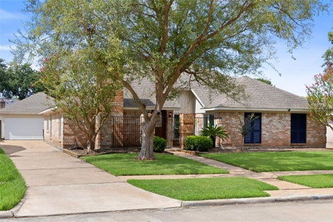 Photo of 9010 Tavistock Drive, Houston, TX 77031 (MLS # 77234260)