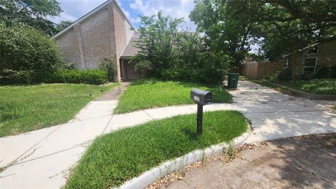 Photo of 2127 Manor Green Drive, Houston, TX 77077 (MLS # 96252909)