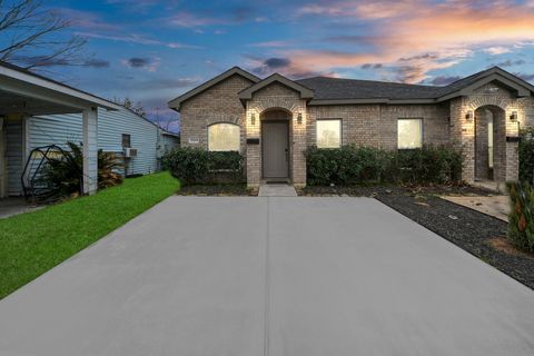 Photo of 5334 Pershing Street, Houston, TX 77033 (MLS # 82216877)