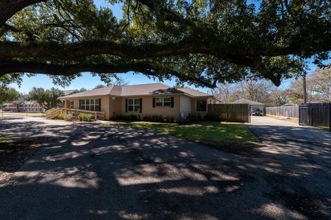 Homes For Sale - 1921 East Avenue<br/> Katy, TX 77493