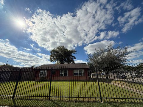 Photo of 1857 Huge Oaks Street, Houston, TX 77055 (MLS # 77830405)