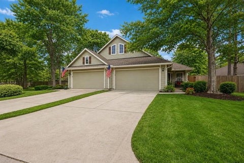 Photo of 30 Trafalgar Place, Conroe, TX 77384 (MLS # 43022512)