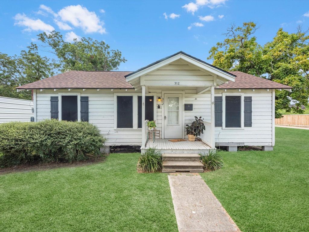 Photo of 312 N Magnolia Street, Highlands, TX 77562 (MLS # 2296132)