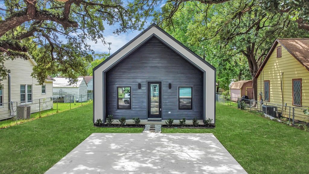Photo of 605 E Murrill Ave Ave, Baytown, TX 77520 (MLS # 49793318)