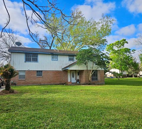 Photo of 451 Southern Oaks Drive Drive, Lake Jackson, TX 77566 (MLS # 67248465)